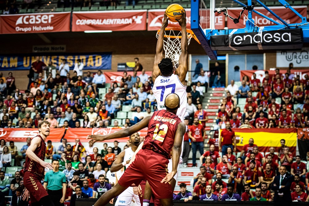 Yankuba Sima a punto de machacar el aro del UCAM CB. Foto: BCL - 