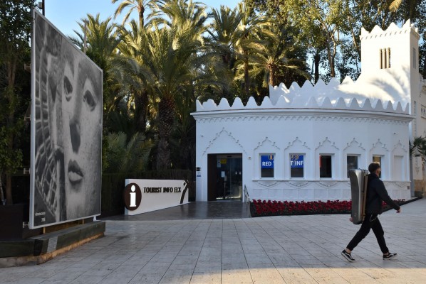 Aumenta exponencialmente en Elche el turista extranjero por la Semana Santa y conexiones del aeropuerto