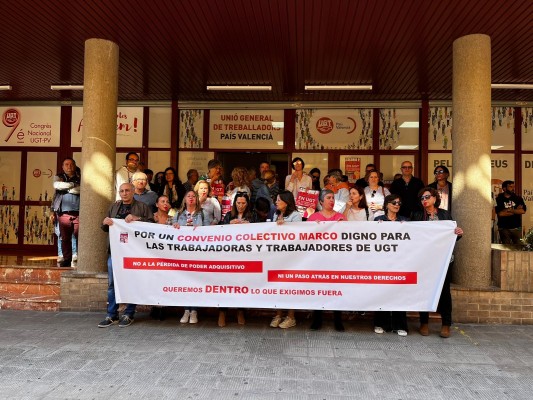 Trabajadores de UGT protestan ante la sede del sindicato por el bloqueo de su convenio colectivo