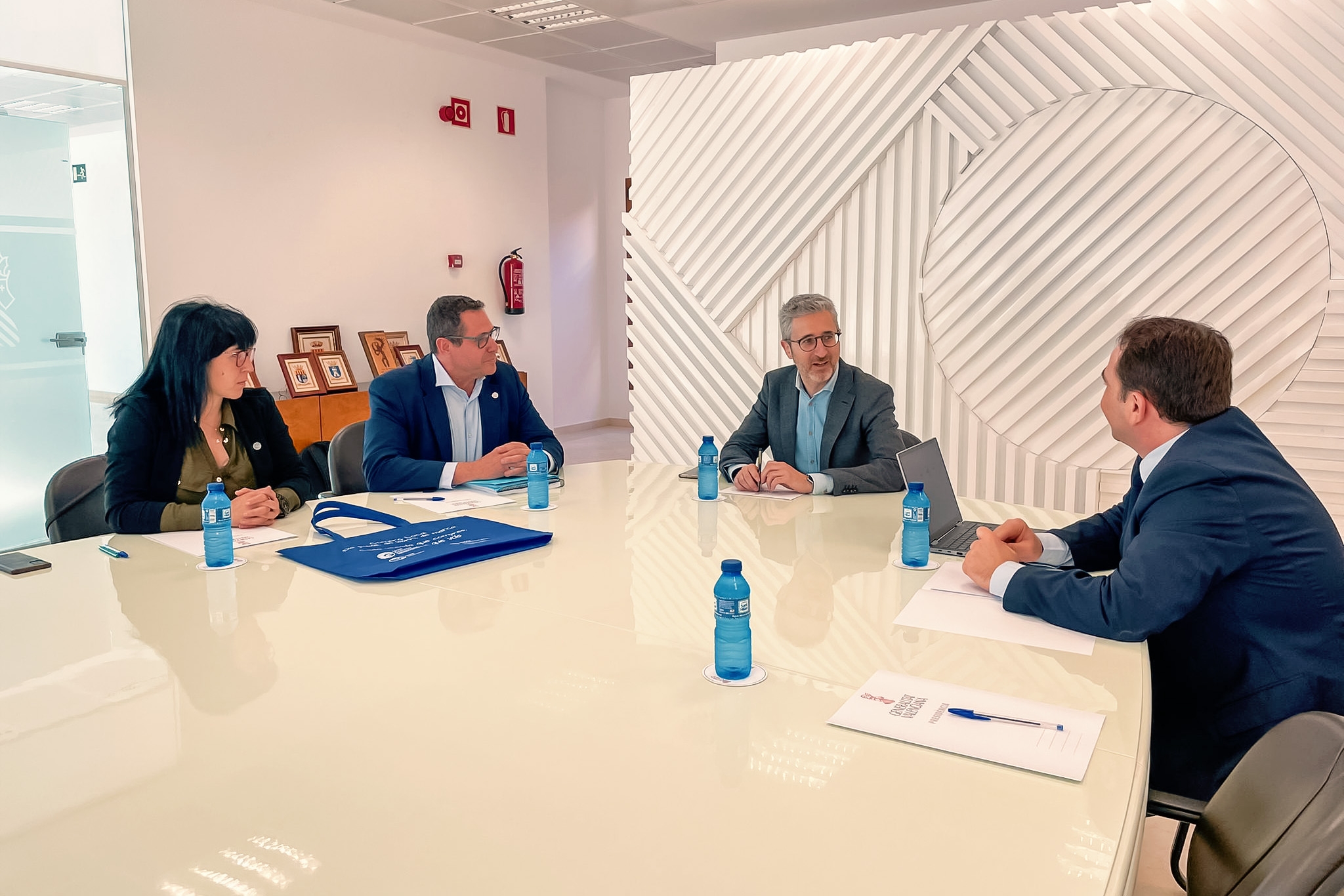 Unió Gremial y Arcadi España acuerdan una línea de crédito del IVF para comercios ante la inflación