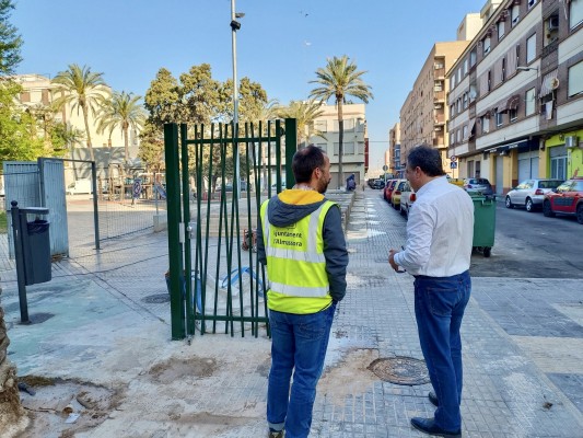 Almassora inicia el vallado de la plaza Botànic Calduch tras la petición vecinal
