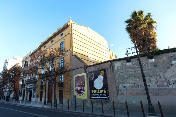 Estos anuncios están en peligro de extinción: lo que esconden los murales cerámicos de Philips
