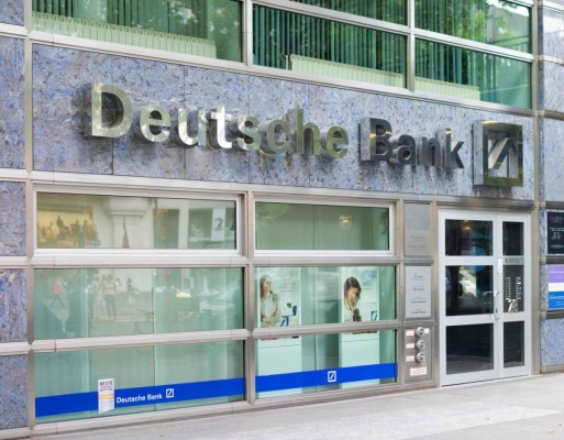 Aviso de Fitch a Deutsche Bank: o mejora su generación de ingresos o le baja el rating