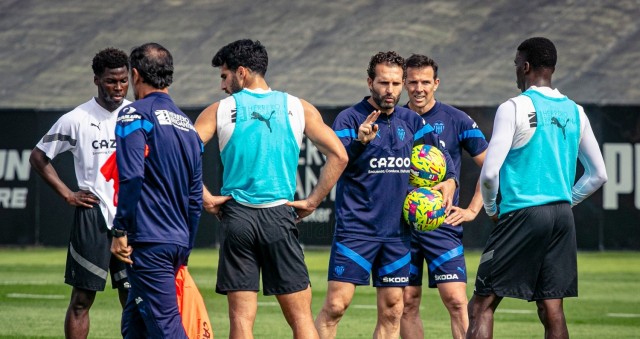 Un Valencia cogido con alfileres