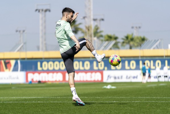 La presencia de Baena y Capoue destacan en la vuelta a los entrenamientos
