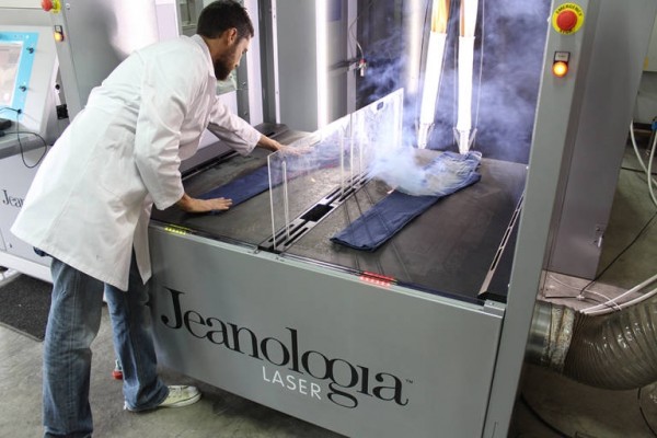 Jeanologia consigue envejecer las prendas con aire sin necesidad de agua ni químicos