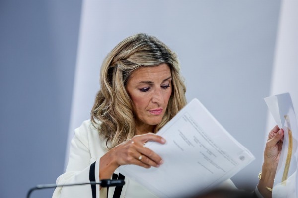 El Gobierno aprueba repartir la cifra récord de 2.803 millones entre las CCAA para combatir el paro