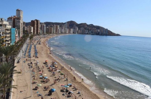 Los hoteles del litoral superan las previsiones y rozan el 85 % de ocupación,  según Turisme