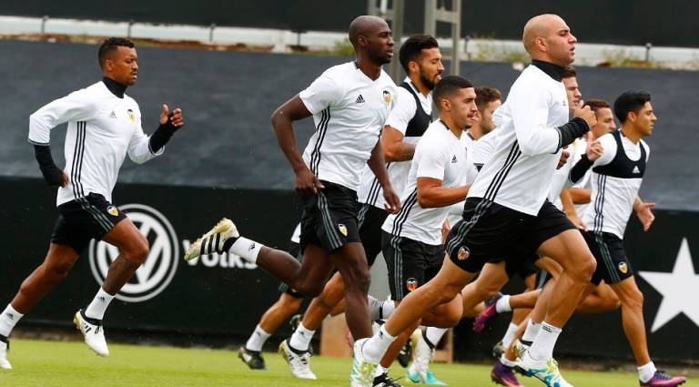 Mangala y Nani, a una tarjeta de la suspensión