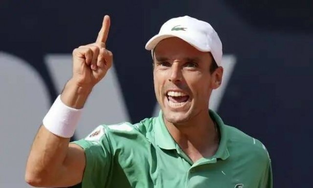 Bautista gana la batalla ante Krajinovic en la primera ronda de Montecarlo