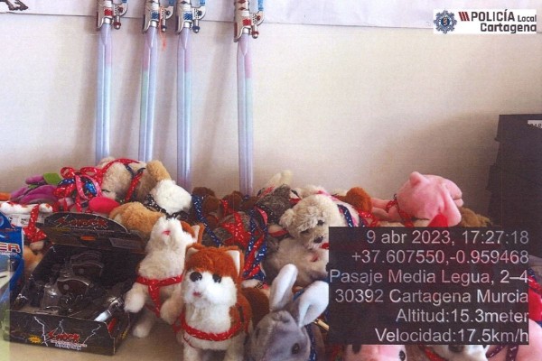 La Policía Local incauta peluches por peligro de asfixia, intoxicación y lesiones en menores en mercadillos ambulantes