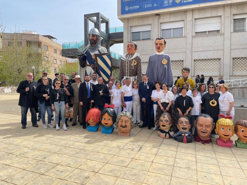 El presidente de la Generalitat, Ximo Puig, visita en l'Alcora (Castellón) la Festa del Rotllo. Foto: GVA - 