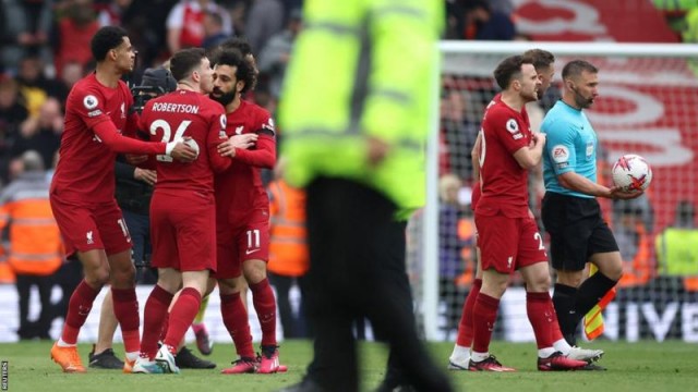 La Premier League suspende al árbitro asistente que agredió a Robertson
