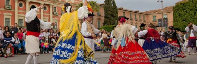 Una veintena de talleres gratuitos ensalzan las tradiciones murcianas estas Fiestas de Primavera

