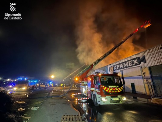 Un incendio arrasa una fábrica de palets en Almassora y afecta a otras tres empresas