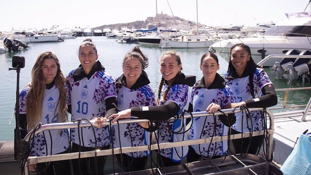 La selección presenta bajo el agua la segunda equipación para el Mundial