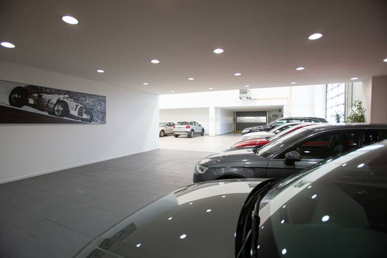 Las matriculaciones de coches se triplican... pero siguen por debajo de los niveles pre-covid