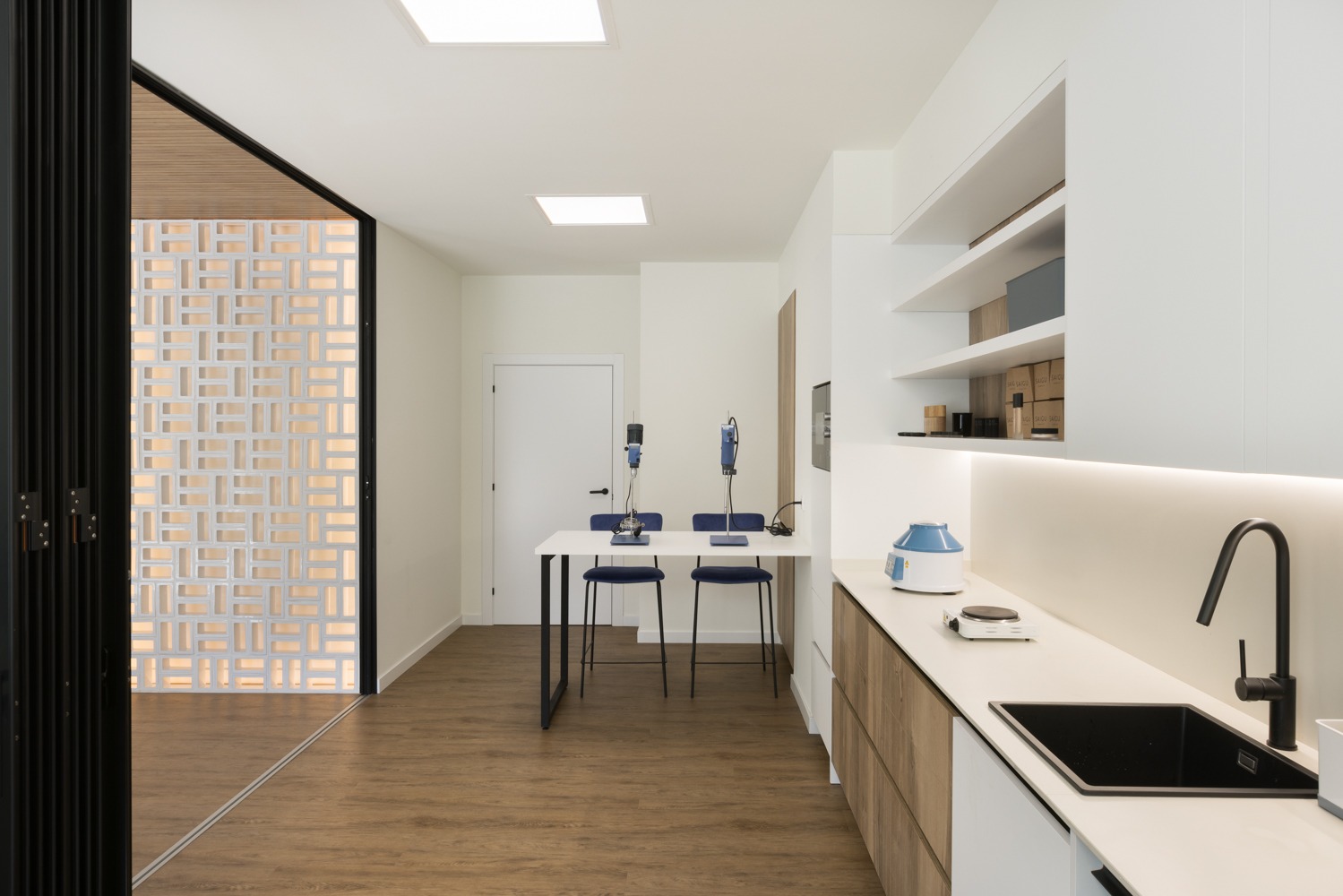 El laboratorio de Saigu, accesible desde la tienda de la marca en Barcelona, diseñada por Behind - 