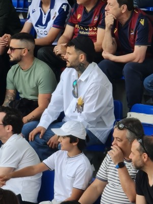Rubén García, en Ipurúa viendo el Levante - Eibar
