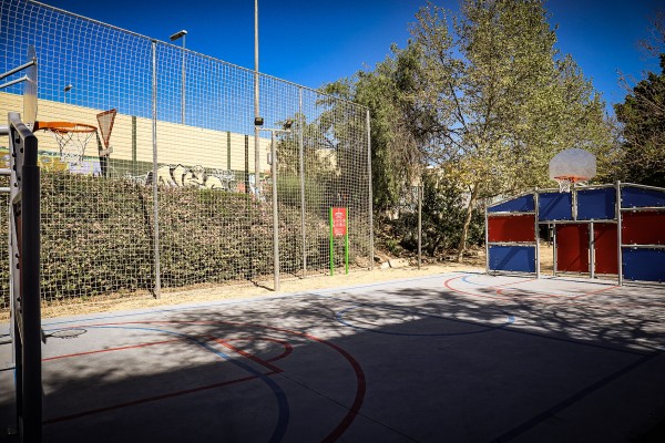 Instalan una pista deportiva en el Jardín Castillo de Olite de San Pío X
