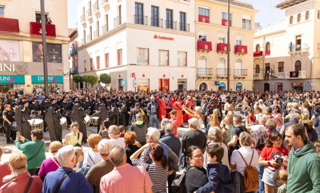 Éxito de participación en la primera tamborrada celebrada en la plaça de Baix de Elche