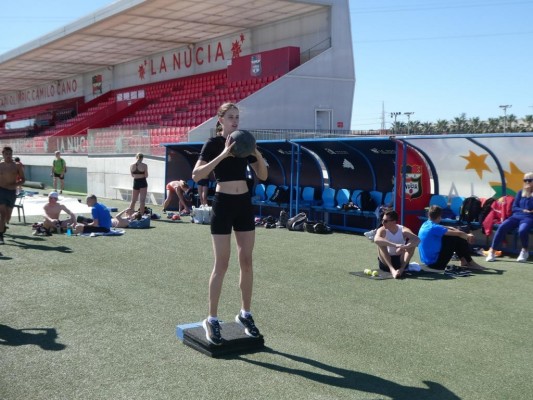 Medallistas olímpicos y mundiales entrenan en el Estadi Olímpic de La Nucía
