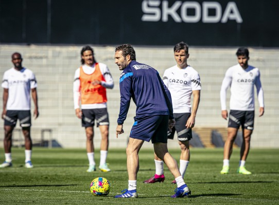 El Valencia quiere acabar en Almería con más de 600 minutos sin marcar fuera