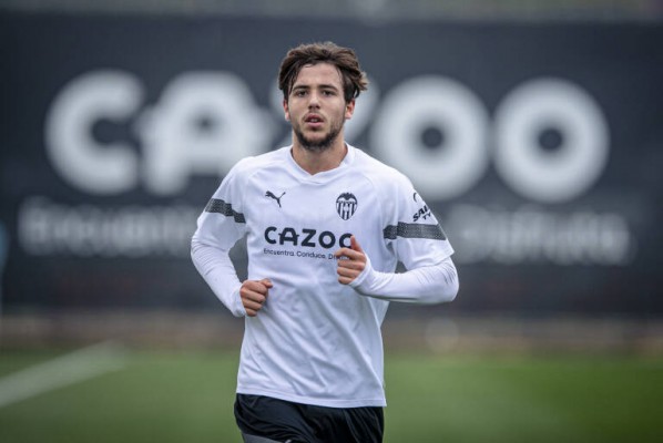 El Valencia se entrena con toda la plantilla con la única duda de Nico