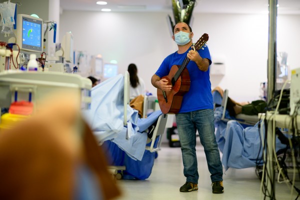 Canciones para dar más calidez a las realidades de los hospitales: así contribuye Músicos por la Salud