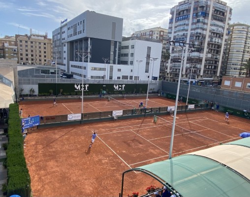 Gojo y Arnaldi avanzan sufriendo en un día que marcan las retiradas en el Challenger de Murcia