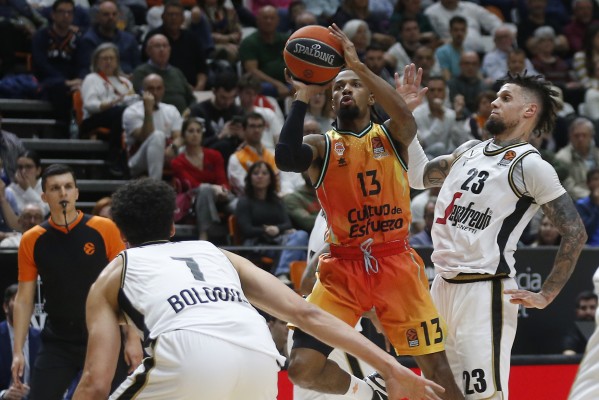Evans guía al Valencia a un triunfo sin premio ante el Virtus