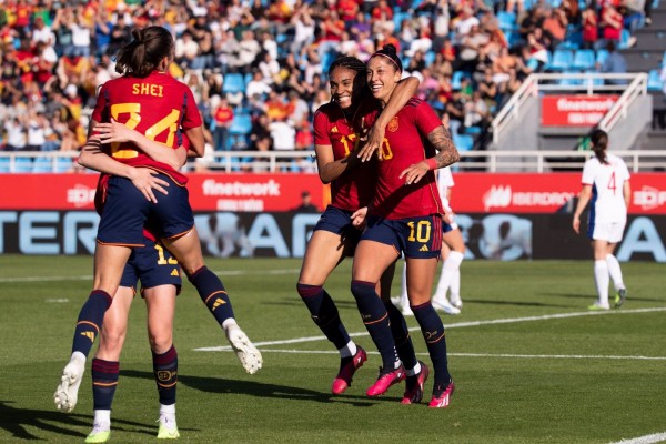 España golea a Noruega y enseña ganas de Mundial
