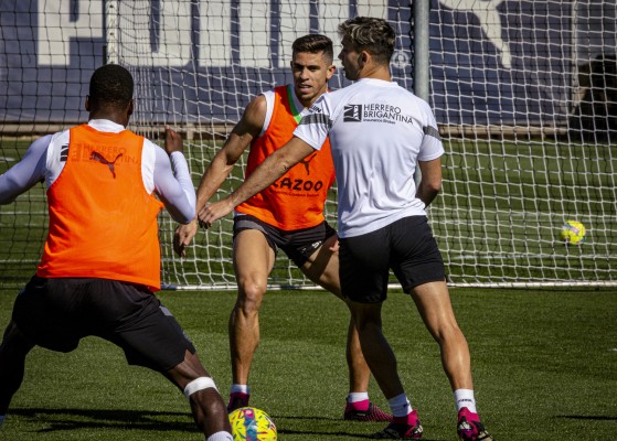 El Valencia prepara el encuentro de Almería sin Nico