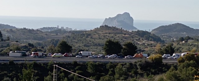 El vuelco de un camión en la AP7 genera retenciones en Benissa en dirección a València