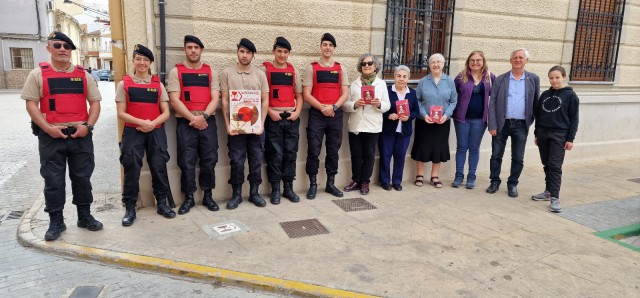 Massamagrell coloca las baldosas artesanales que indican el recorrido del Camino del Santo Grial 