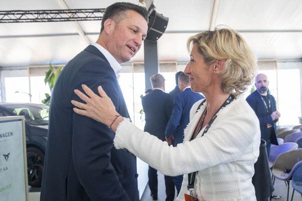 La automoción valenciana ofrece sus capacidades a Volkswagen para el futuro 'hub' en Sagunt