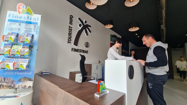 La oficina de turismo de la Cala de Finestrat se muda enfrente del paseo de la playa
