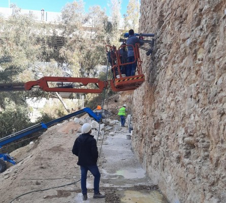 Tras varios intentos, empiezan en Elche las obras de consolidación de la ladera del Molí del Real