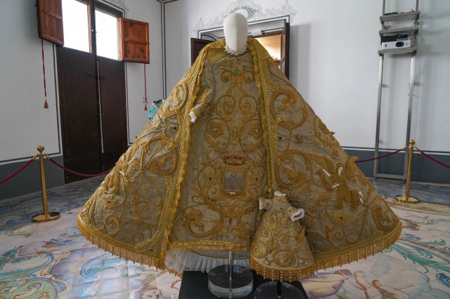 El Museo de la Seda conmemora el Centenario de la Coronación de la Virgen con una exposición
