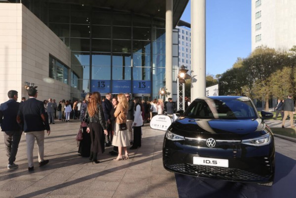 Los modelos de Levante Motor brillan en el 13º aniversario de Valencia Plaza