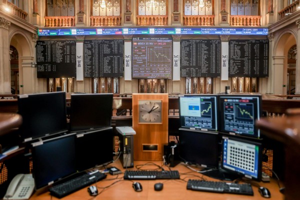 El Ibex 35 modera su avance al 0,28% y vuelve a cerrar por debajo de los 9.200 enteros