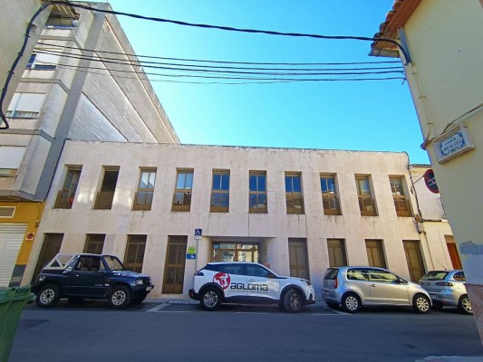 Los daños en los cimientos del antiguo mercado de Pego retrasan la apertura del nuevo aparcamiento del centro

