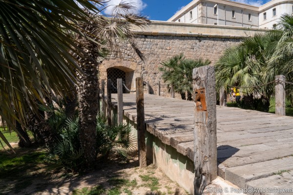 La renovación llega a la rampa de acceso a la Puerta del Socorro, ubicada en el parque de la Cuesta de El Batel 