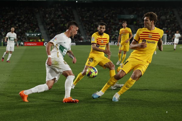 El Elche pierde a Carmona y recupera a Boyé y Cheikh ante Osasuna
