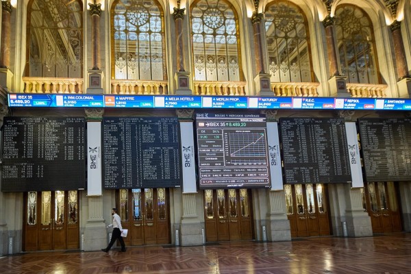 El Ibex 35 cede un 0,8% y pierde los 9.200 puntos por el recorte en la producción de petróleo
