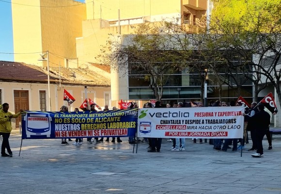 El Gobierno de San Vicente se reúne con empleados del transporte interurbano para atender demandas