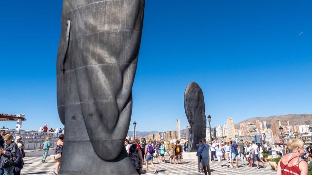 Ya se pueden visitar las esculturas monumentales ‘Silvia’ y ‘María’ de Jaume Plensa en Benidorm