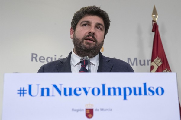 Una encuesta coloca a López Miras a dos escaños de la mayoría y da grupo propio a Podemos e IU