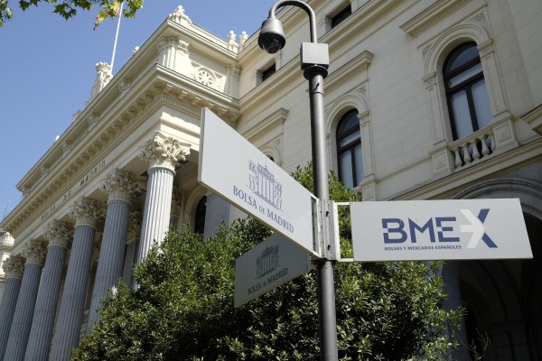El Ibex 35 cae un 0,2% en la apertura, pero aguanta los 9.200 puntos, con el petróleo disparado