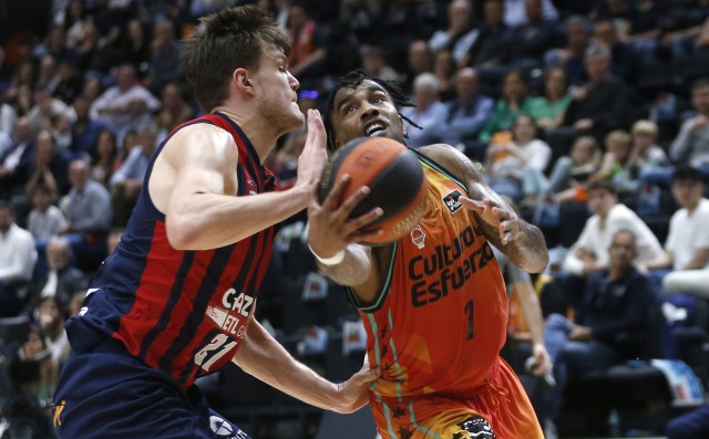 Marinkovic impulsa a Baskonia y amarga la mejoría defensiva del Valencia